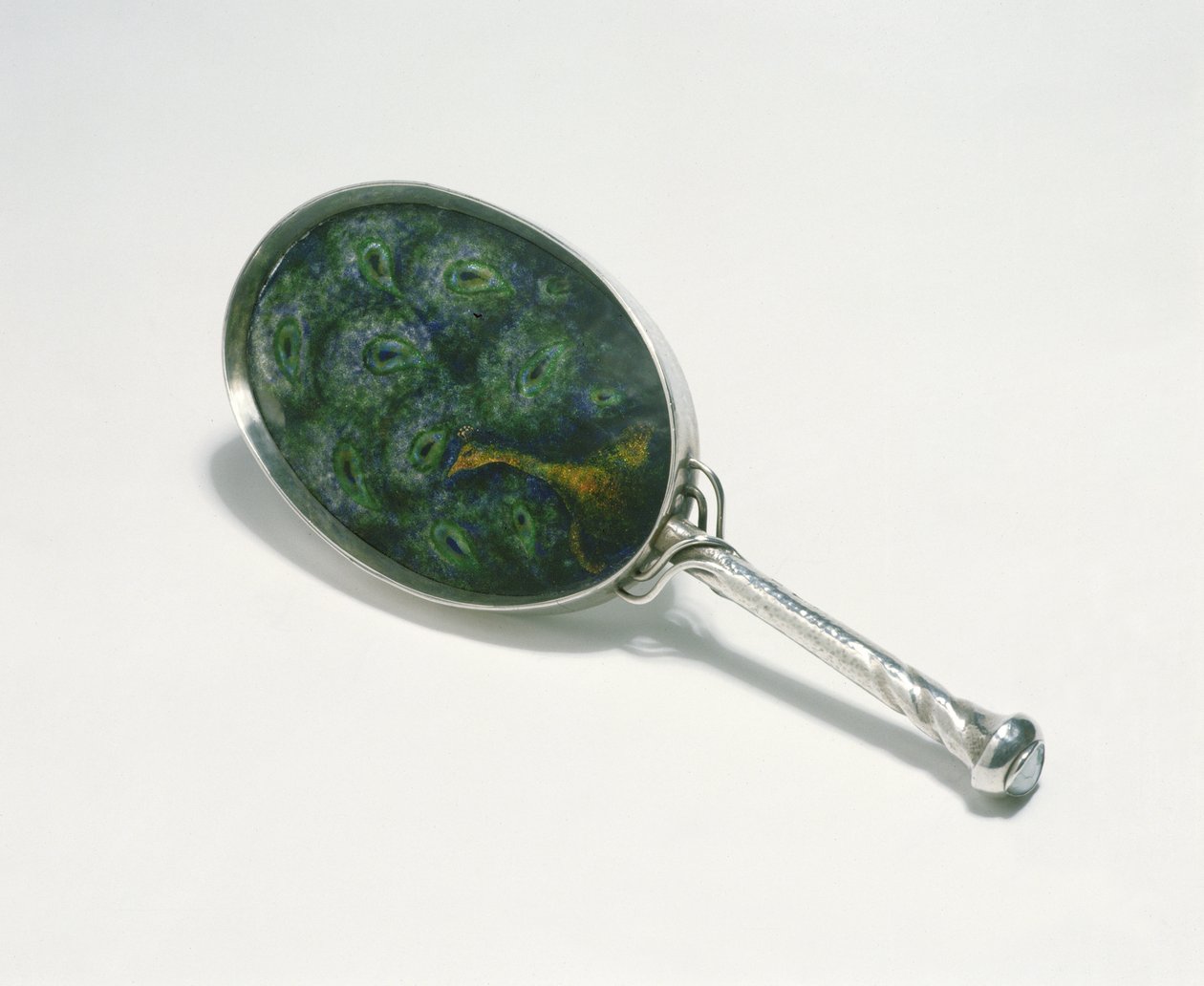 Handspiegel mit Pfauendesign, emailliert von William Mark, hergestellt von der Guild of Handicraft, 1903 von Charles Robert Ashbee