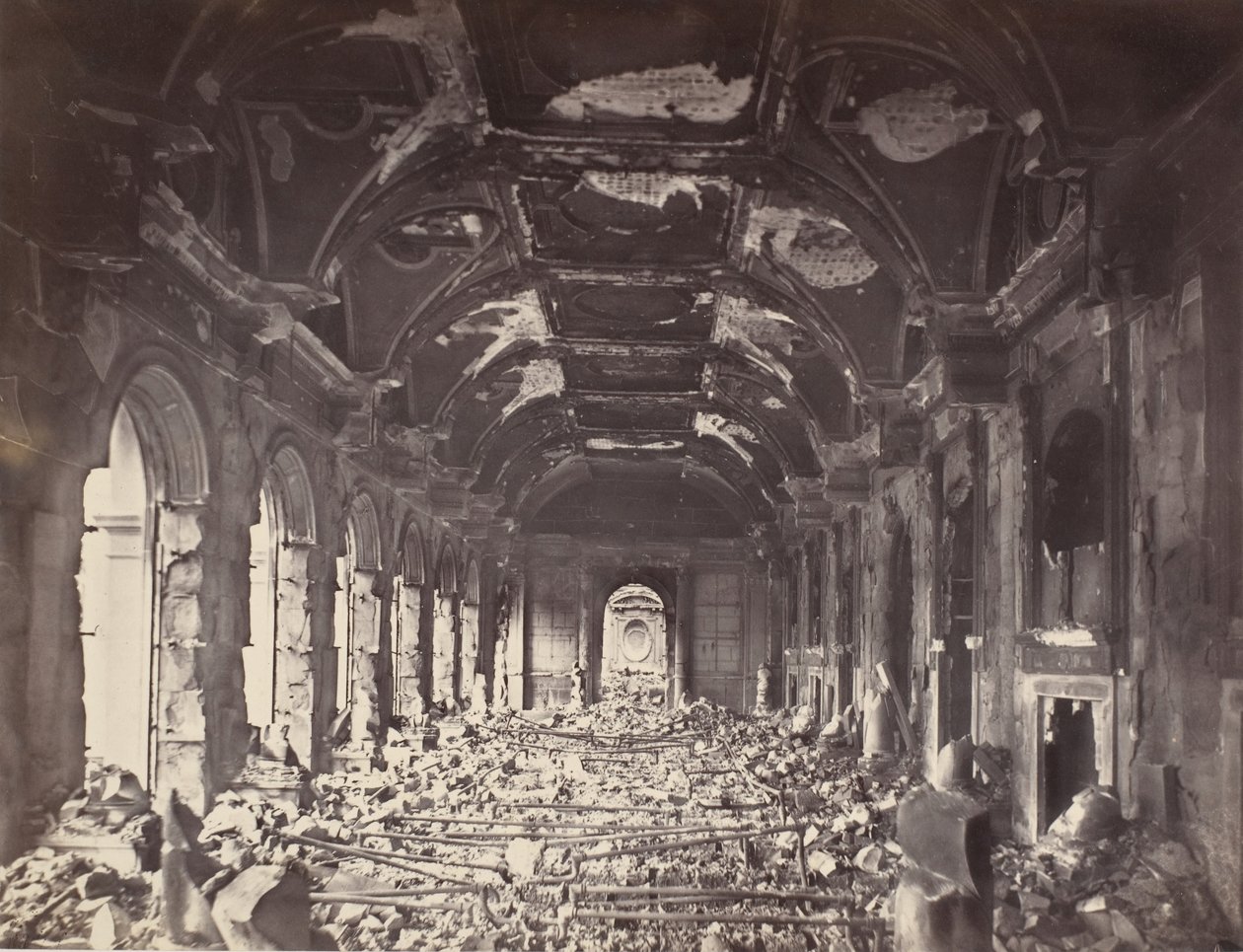 Großer Saal des Staatsrates, Mai 1871 von Charles Soulier