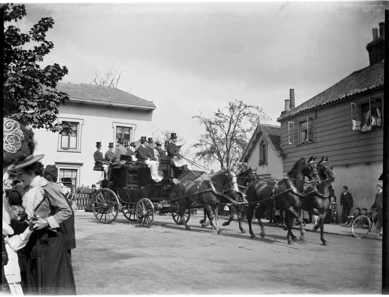 Pferdekutsche fährt an einer Gruppe von Hütten vorbei, Greater London Authority, 1895-1905 von Charles William Prickett