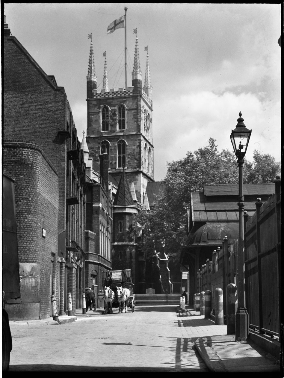 Southwark Cathedral, Montague Close, Southwark, Greater London Authority, 1930er Jahre von Charles William Prickett