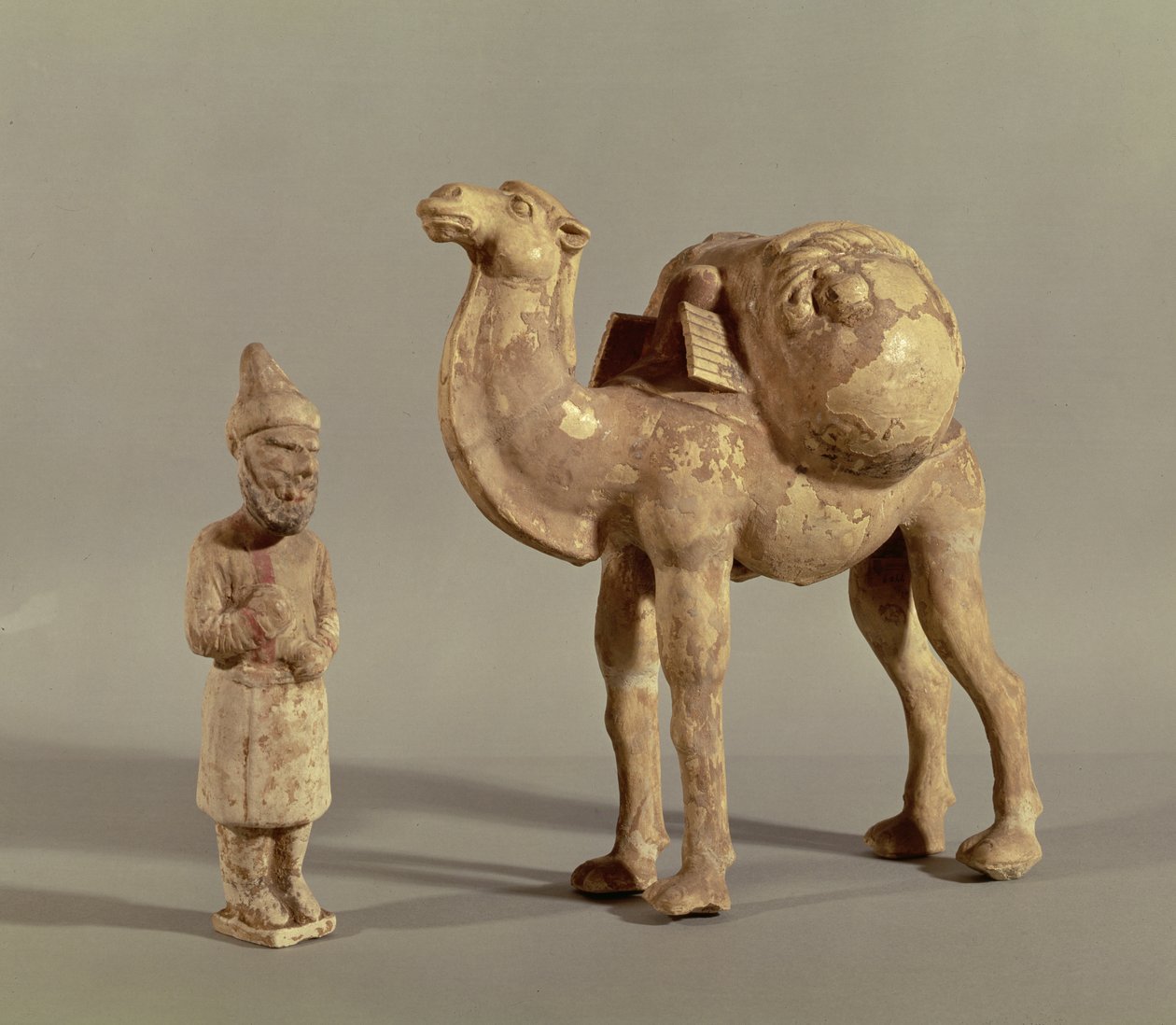 Grabstatuetten eines beladenen Kamels und eines barbarischen Karawanenführers, Tang-Dynastie (618-907) von Chinese School