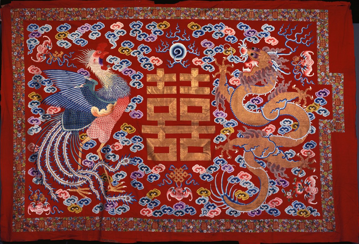 Ein chinesischer Wandbehang aus roter Wolle mit einem zentralen Zeichen in Goldfaden, flankiert von einem Phönix und einem Drachen, 19. Jahrhundert von Chinese School