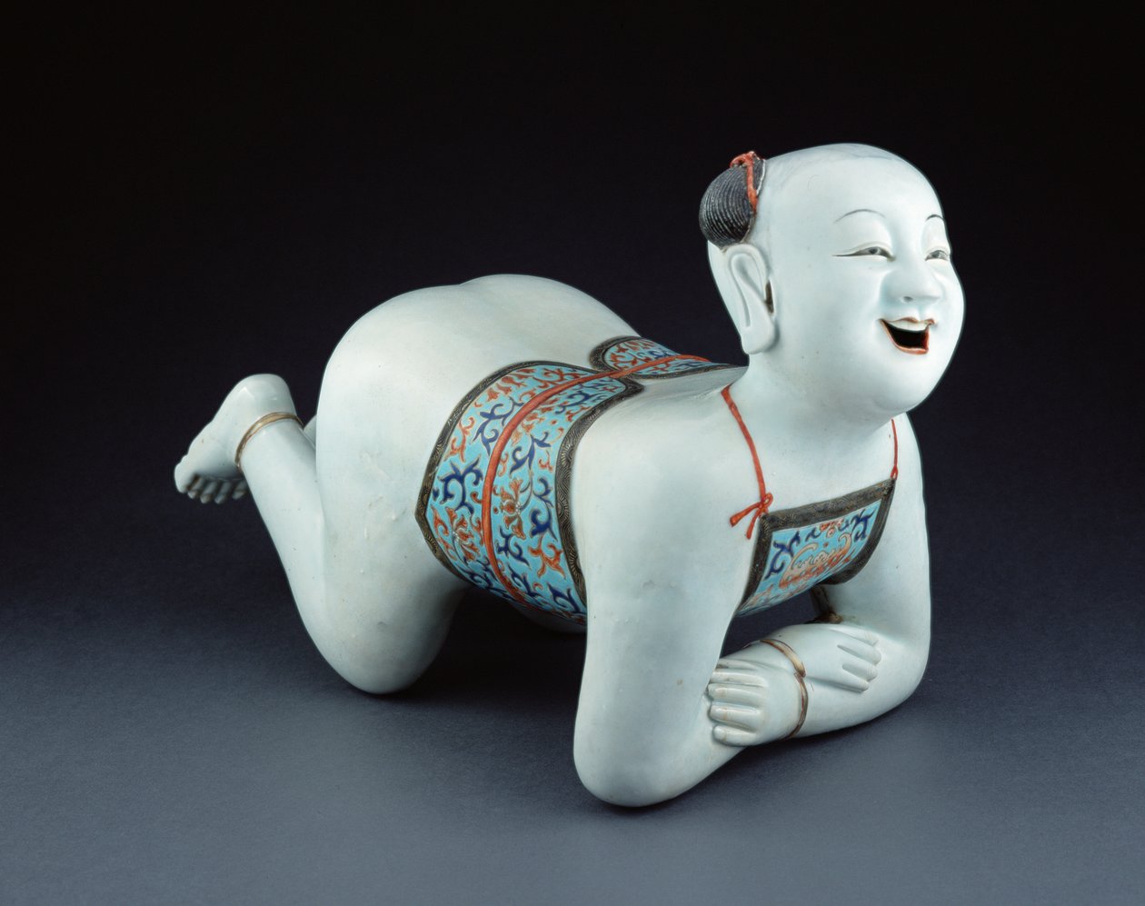 Ein chinesisches Porzellankissen in Form eines halbnackten Jungen von Chinese School