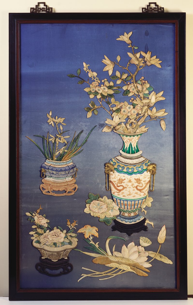 Ein Seidenpaneel, das Vasen mit Kirschblüten, Magnolien und Orchideen sowie einen Blumenkasten mit Rosen zwischen Lotus-, Taglilien- und Morgenruhmzweigen darstellt von Chinese School