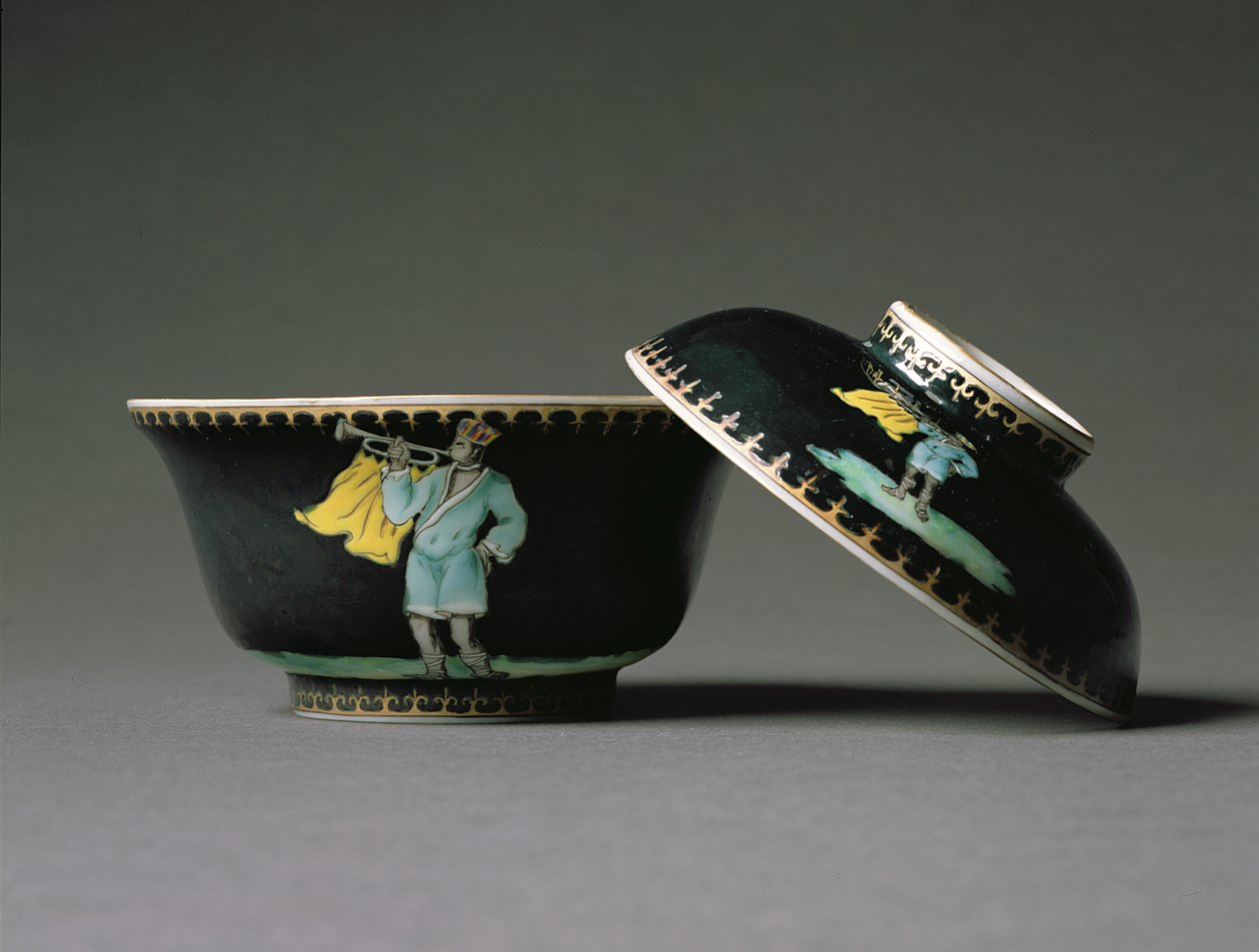 Eine Zuckerdose mit Deckel, Qianlong-Periode (1736-95) ca. 1740 von Chinese School