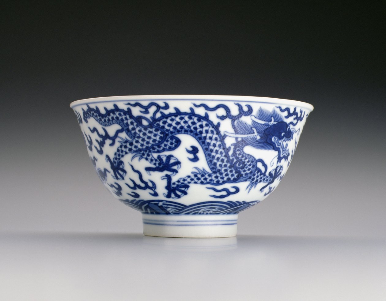 Schale mit Drachen und Wellen, Xianfeng-Zeit 1851-61 von Chinese School