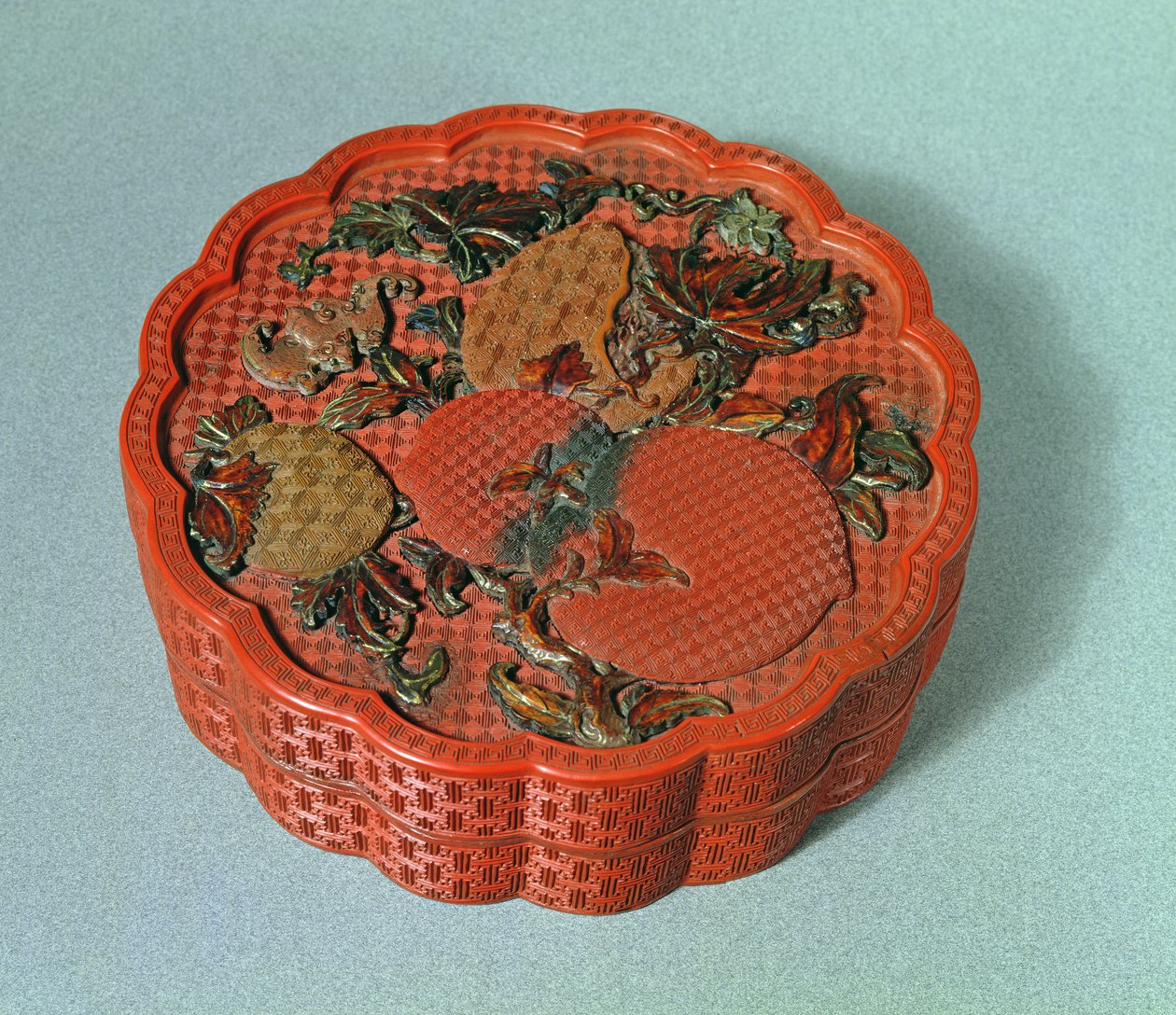 Schachtel mit ocker-, grün- und brauner Dekoration, 18. Jahrhundert von Chinese School