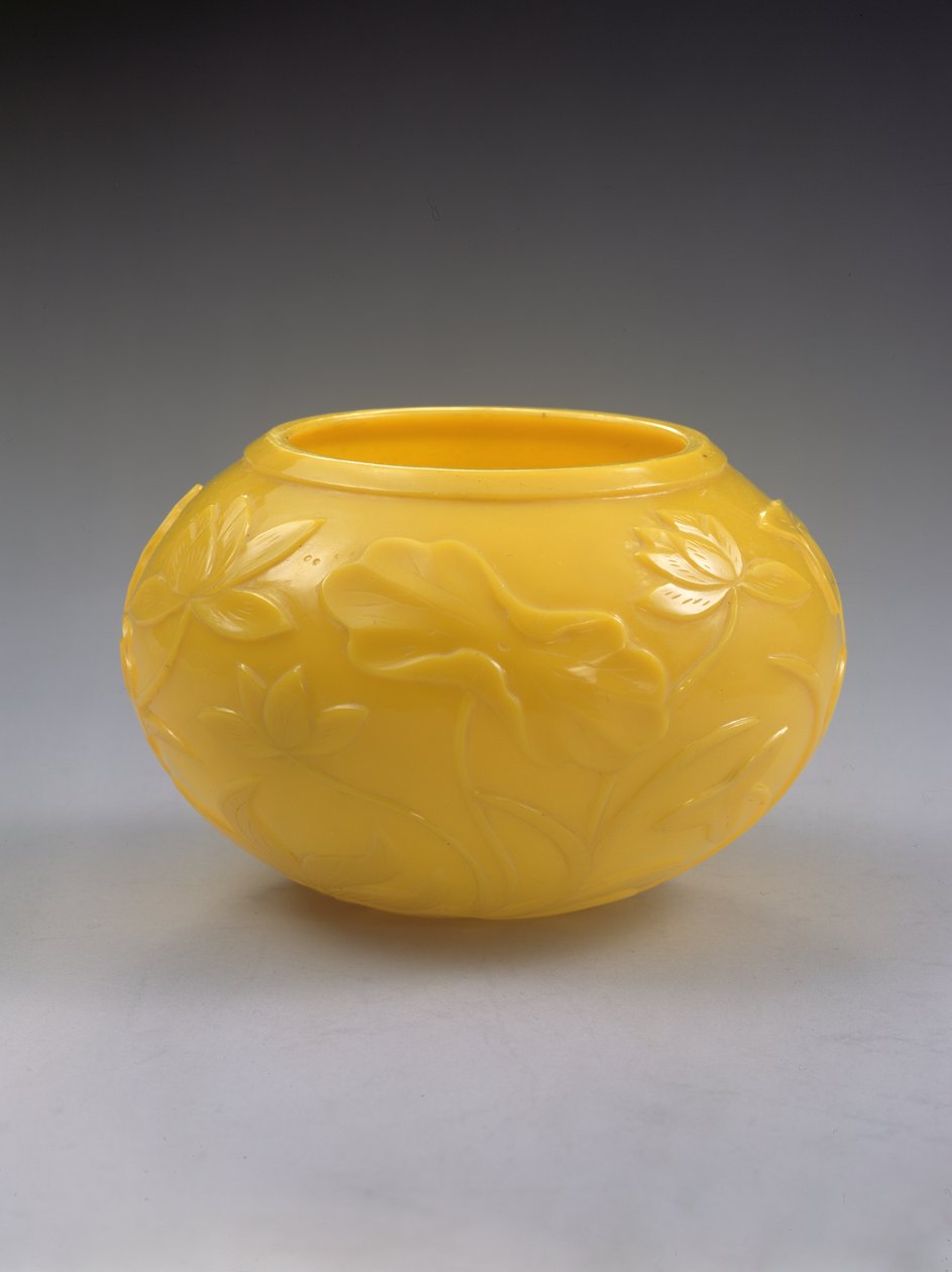 Geschnitzte Schale, Qianlong-Periode (1736-95) von Chinese School