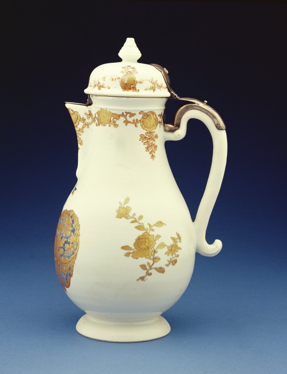 Kaffeekanne in Meissener Form, überwiegend in Gold mit den Wappen von Gustav Gabriel Loodh dekoriert, Qianlong-Periode (1736-95) von Chinese School