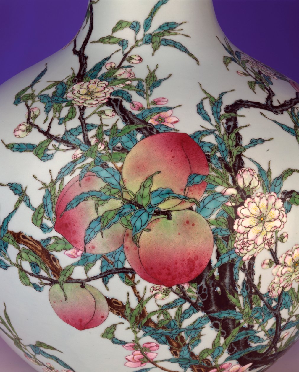 Detail einer prächtigen famille rose neun-Pfirsich-Kugelvase, 1735-1795 von Chinese School