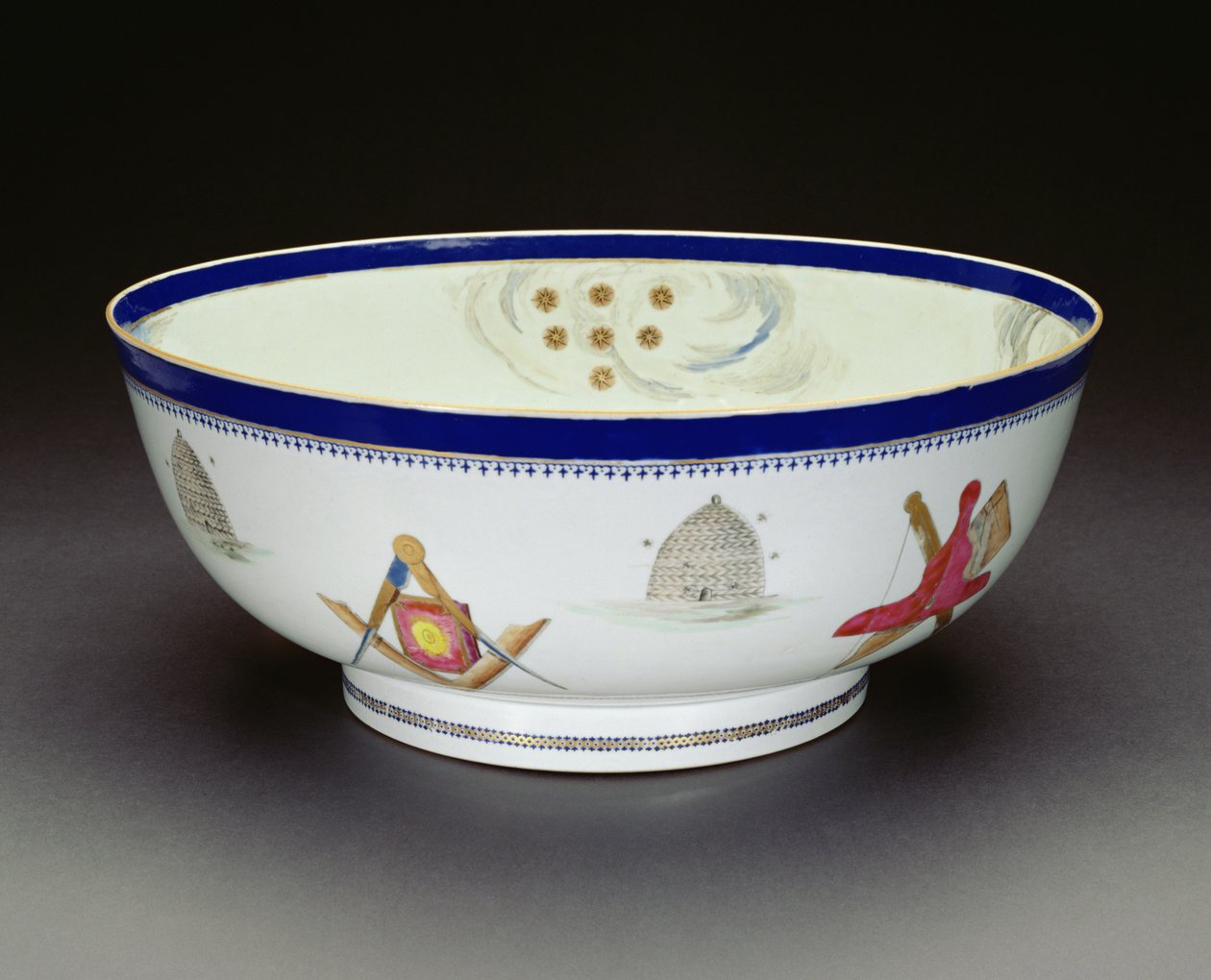 Famille Rose Export Freimaurer-Schale, Qianlong-Periode, 1736-95 von Chinese School