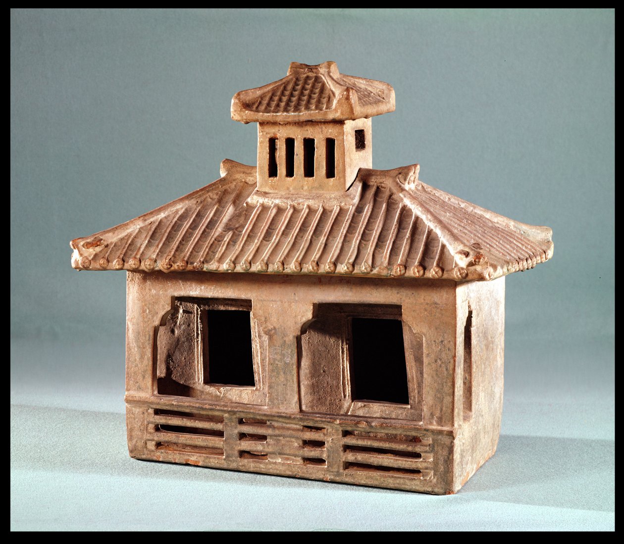 Grabmodell eines Hauses, Han-Dynastie (206 v. Chr.-220 n. Chr.) von Chinese School