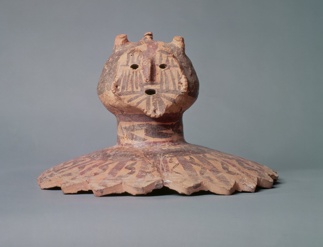 Deckel eines Yangshao-Topfes, möglicherweise das Gesicht eines Schamanen darstellend, Yangshao-Periode, ca. 2500 v. Chr. von Chinese School