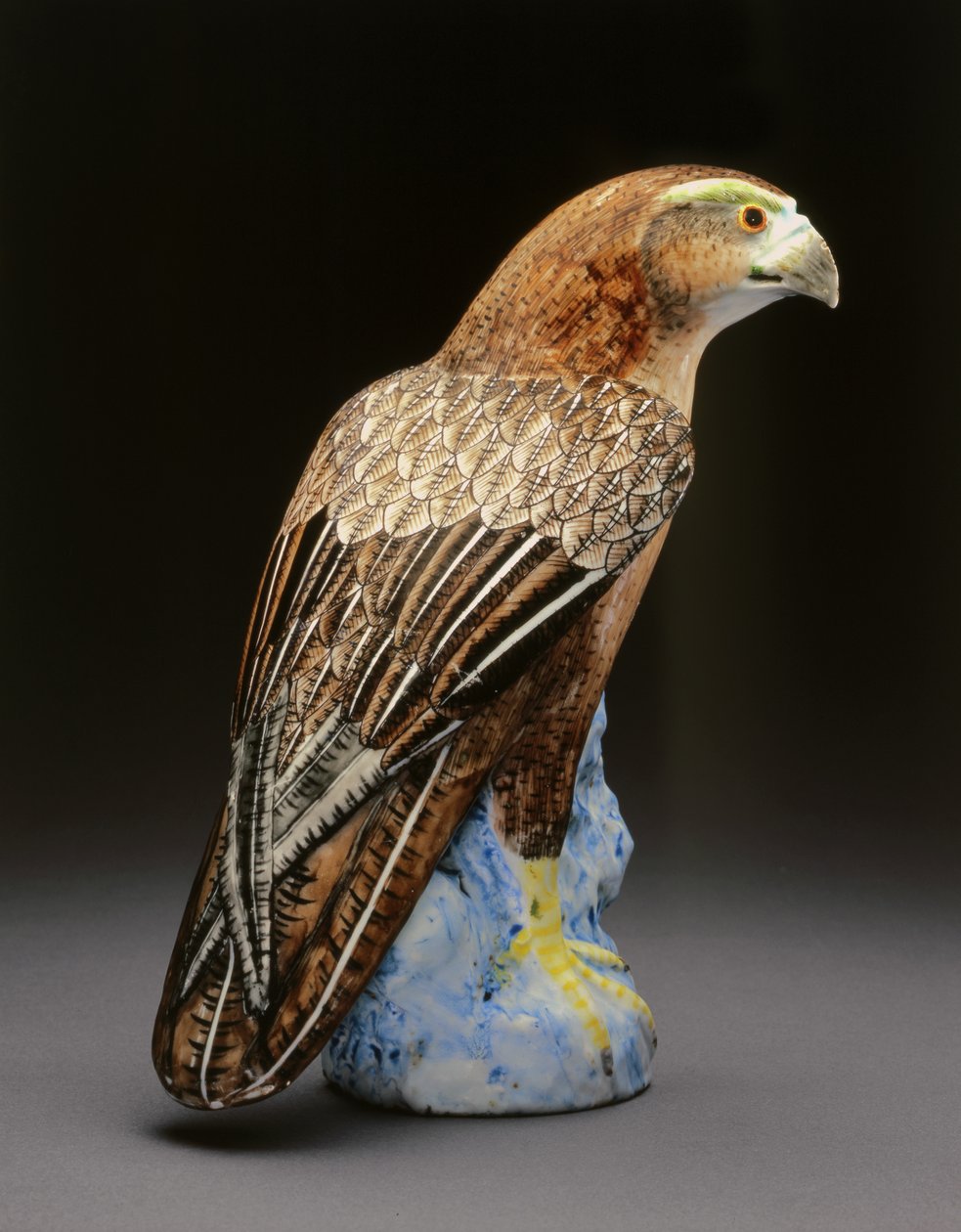 Einer von einem Paar Famille-Rose-Falken, ca. 1750 (Porzellan) von Chinese School