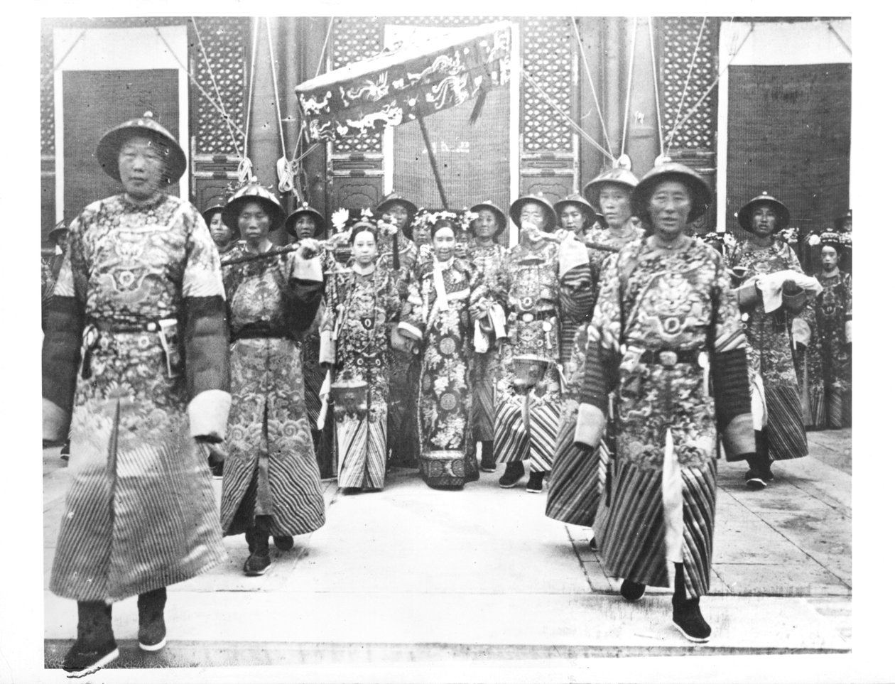 Porträt von TzU-Hsi, Kaiserinwitwe von China, mit Hofdamen und Wachen von Chinese School