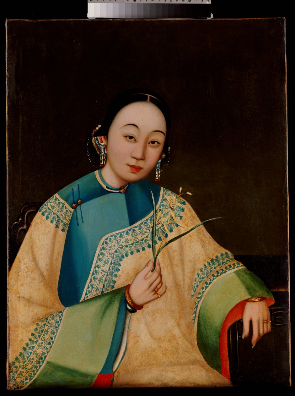 Porträt einer Hofdame, sitzend, Halbfigur, in einem bestickten Gewand, eine Blume haltend, Mitte 19. Jahrhundert von Chinese School