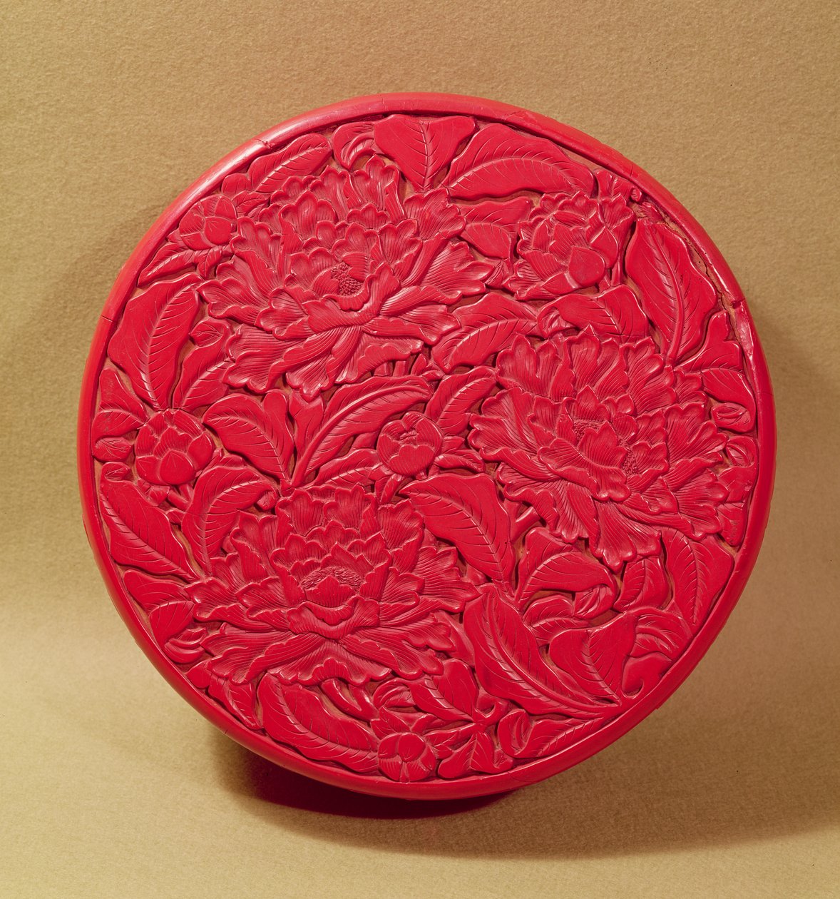Rote Lackbox, dekoriert mit Pfingstrosen, ca. 1426-35 (Lack auf Holz) von Chinese School