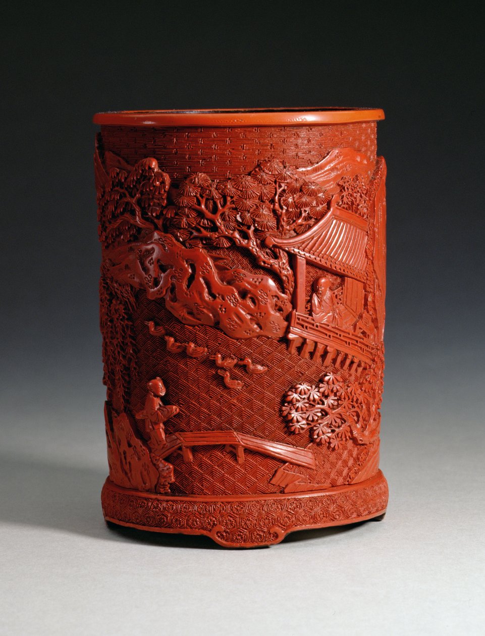Roter geformter Pinselhalter, darstellend den berühmten Kalligraphen Wang Hsi-chih (ca. 307-365 n. Chr.) in seinem Pavillon-Rückzugsort, der auf Gänse in einem Teich und einen Jungen auf einer Brücke blickt, Ching-Dynastie, Qianlong-Zeit von Chinese School