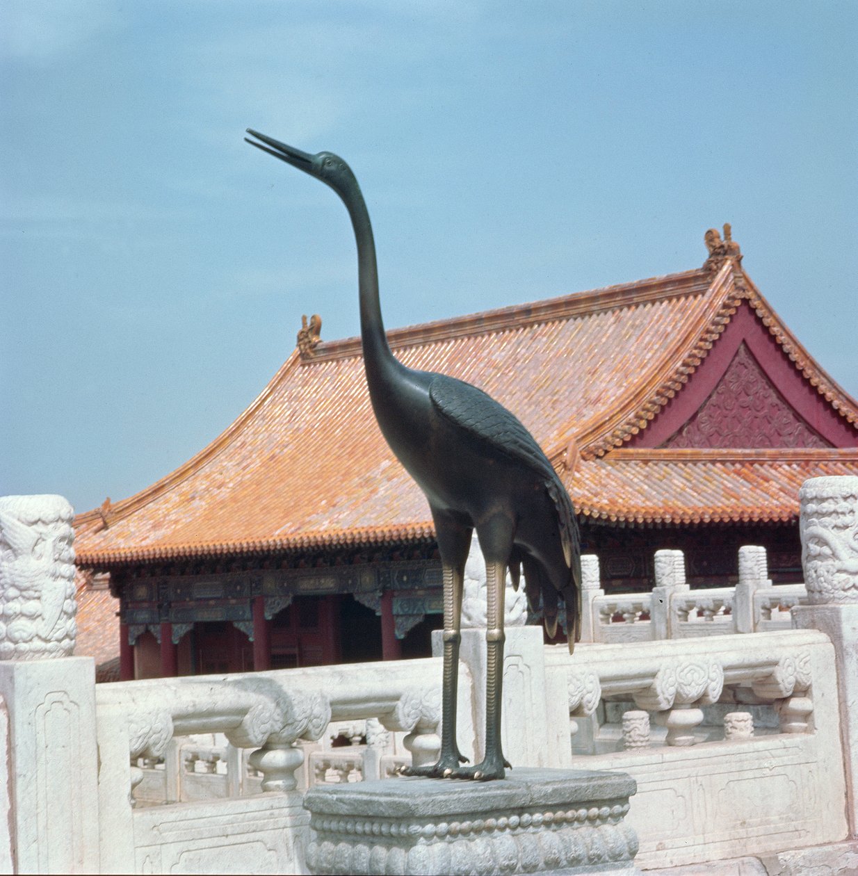 Statue eines Storches mit einem Seitenpavillon der Halle der höchsten Harmonie im Hintergrund, Ming-Dynastie von Chinese School