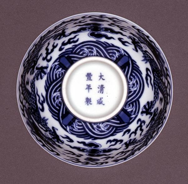 Unterseite einer Schale, Xianfeng-Marke und -Periode 1851-61 von Chinese School