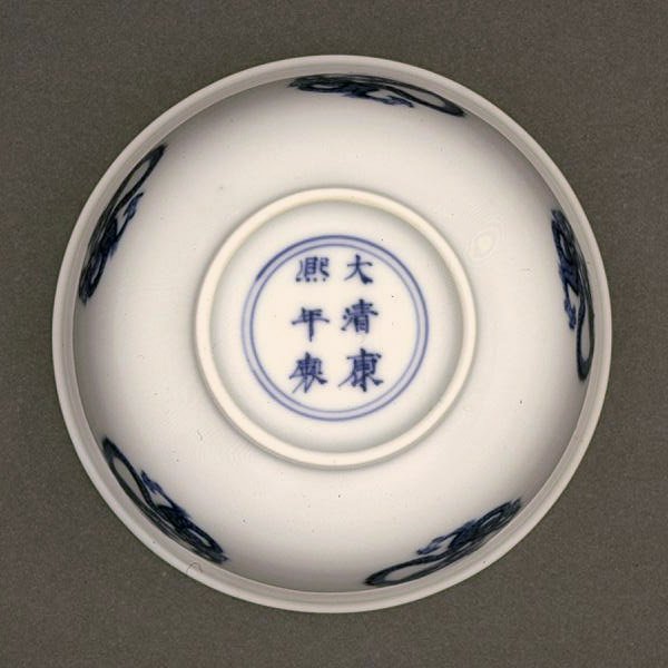 Unterseite einer Schale, Kangxi-Marke und -Periode 1662-1722 von Chinese School Chinese School