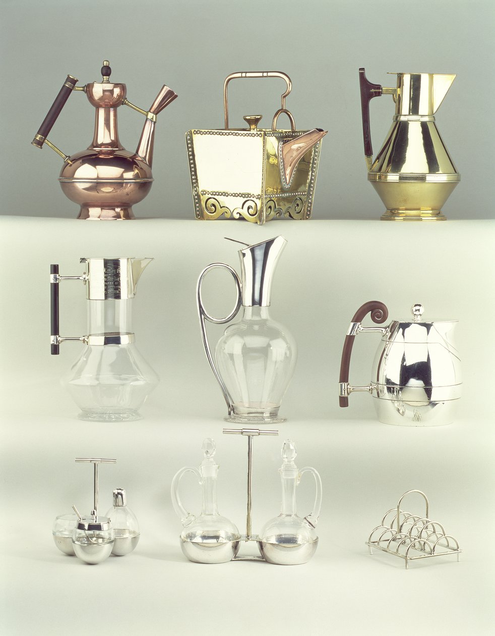 Oben, L-R: Orientalische Kaffeekanne, Benham & Froud, ca. 1888; Japanische genietete quadratische Teekanne, Benham & Froud, ca. 1888; Claret-Krug, Richard Perry, Son & Co., ca. 1880 von Christopher Dresser