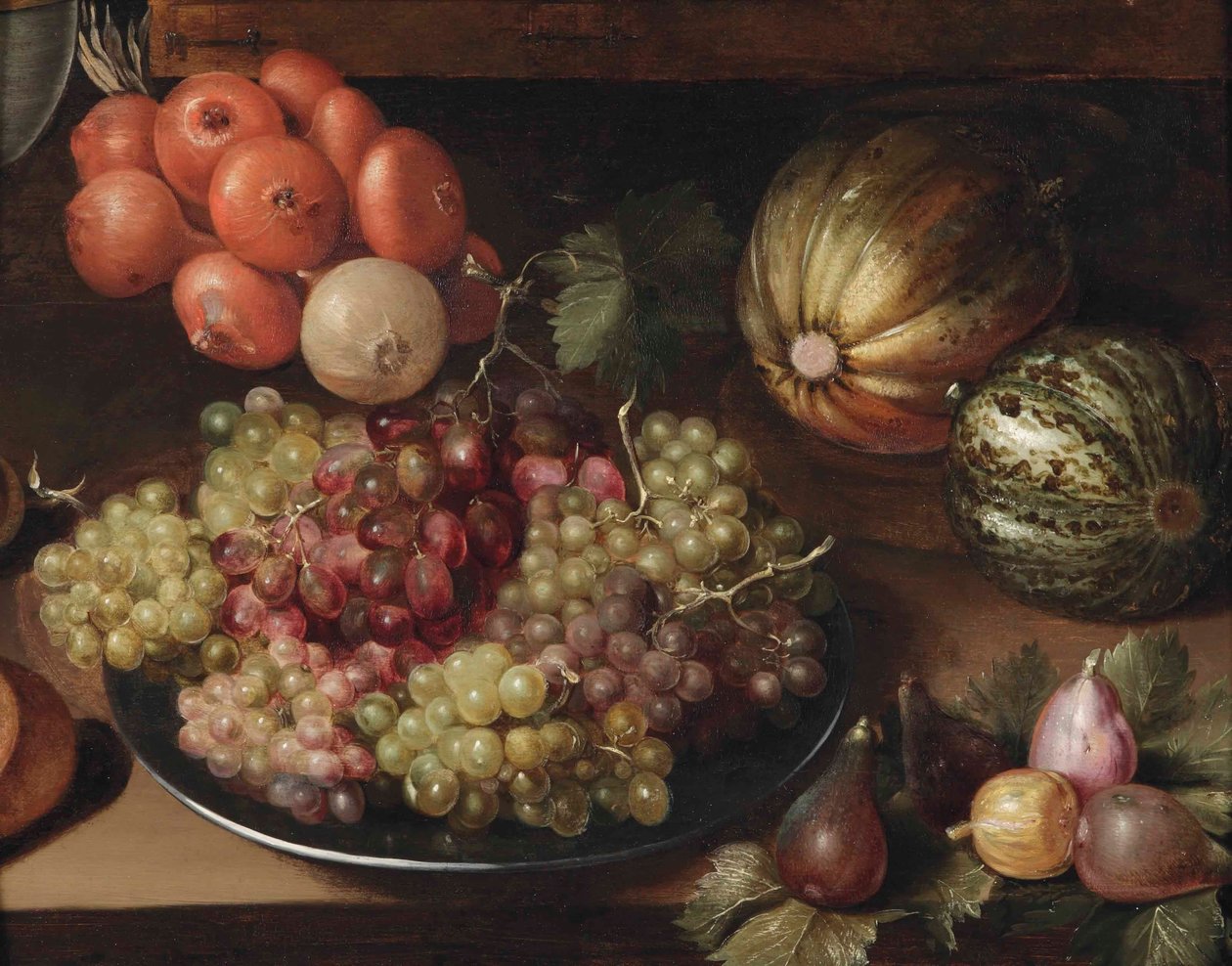 Weiße und rote Trauben auf einem Zinnteller, eine Zwiebelkette, zwei Melonen und Feigen, alles auf einem Holztisch von Circle of Georg Flegel
