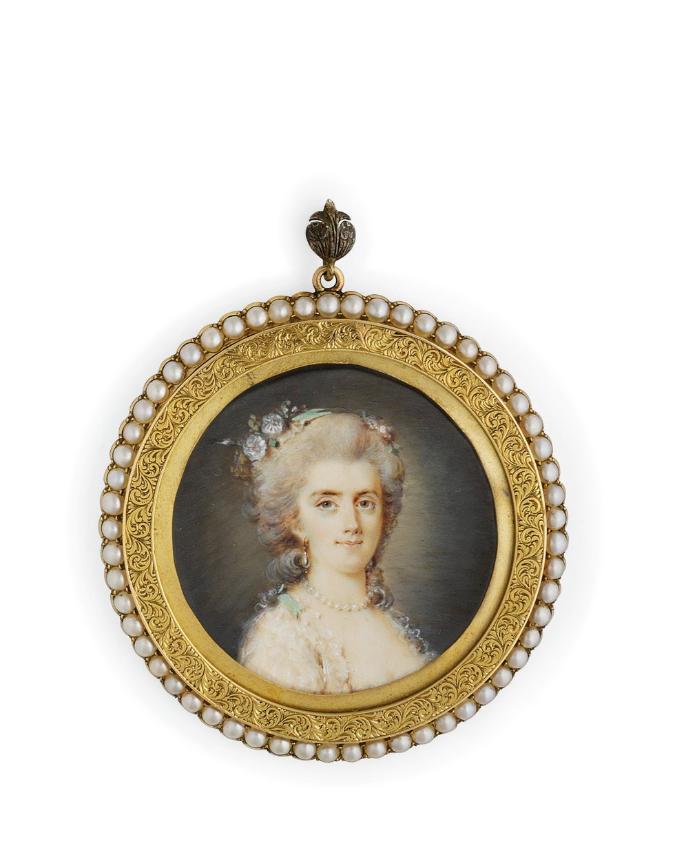 Comtesse Diane de Polignac in weißem Dekolleté-Kleid, Blumen und pfefferminzgrünes Band im hochgesteckten, gepuderten Haar, mit Perlenkette und Ohrringen von Claude Jean Baptiste (attr. to) Hoin