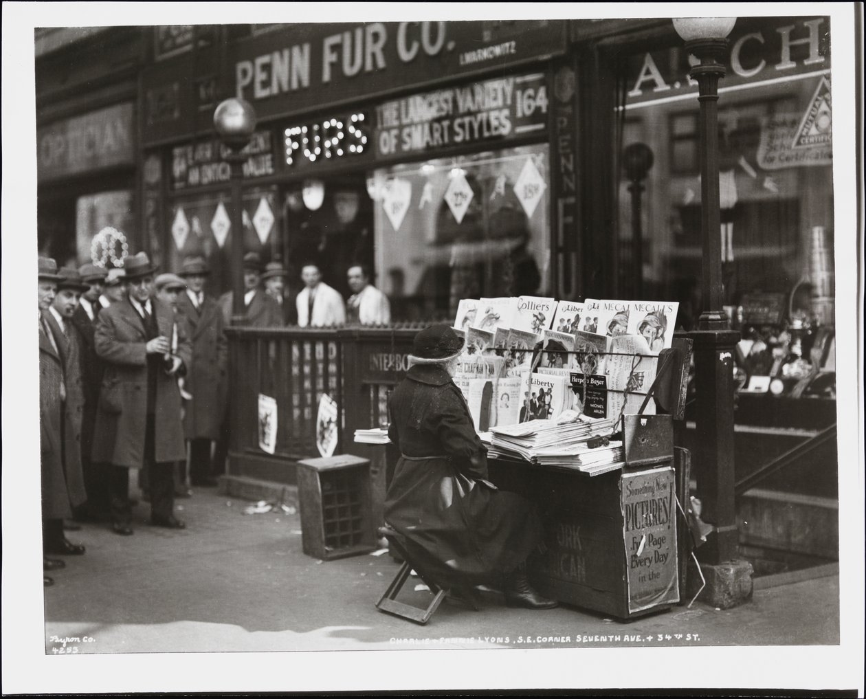 Blinde Zeitungsverkäuferin, Fannie Lyons, an ihrem Stand an der südöstlichen Ecke der 7th Avenue & 34th Street von Company Byron
