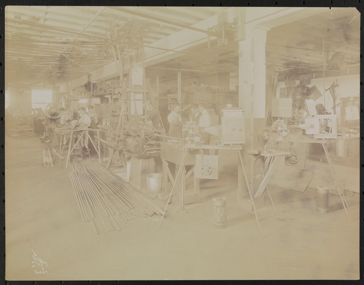Dressler & Co. Filmstudio mit arbeitenden Menschen, New York von Company Byron