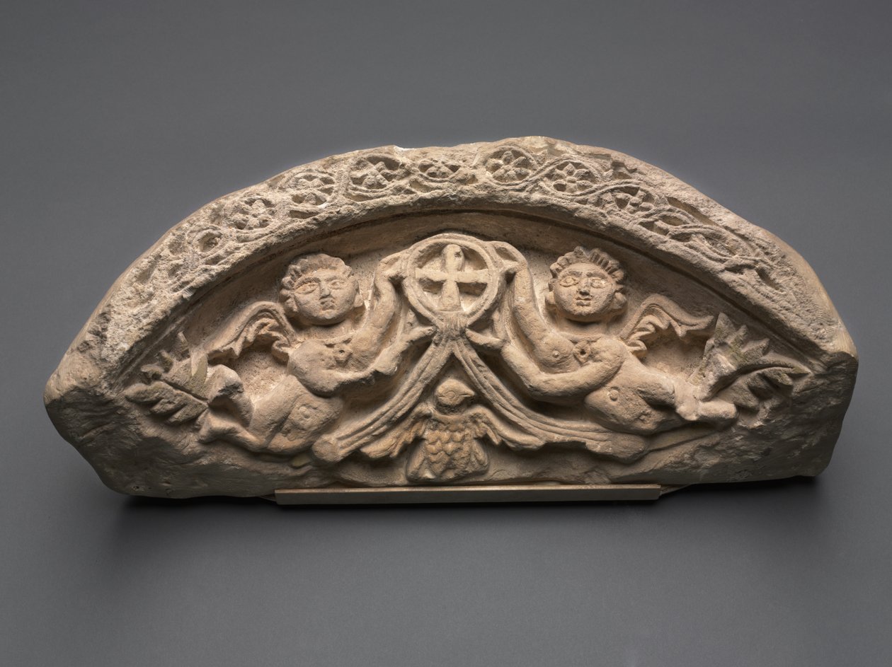 Lunette mit zwei Engeln, die ein Kreuz tragen von Coptic