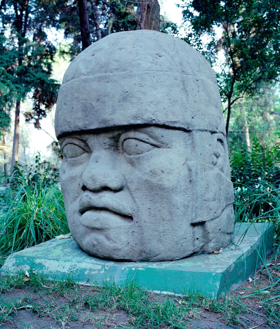 Präkolumbische Zivilisation: kolossaler Olmekenkopf. 10.-7. Jahrhundert v. Chr. Mexiko, Park Musée de La Venta von Culture Olmec