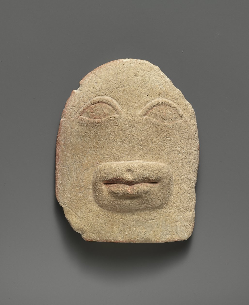 Kalkstein-Votivrelief von Augen und einem Mund (Kalkstein) von Cypriot School