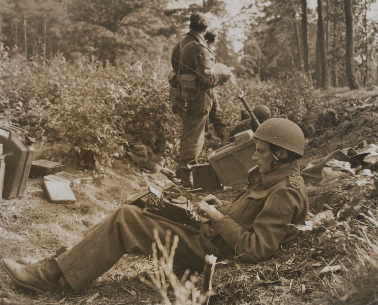 Kriegsberichterstatter Alan Wood tippt eine Depesche von D.M. Sgt. Smith