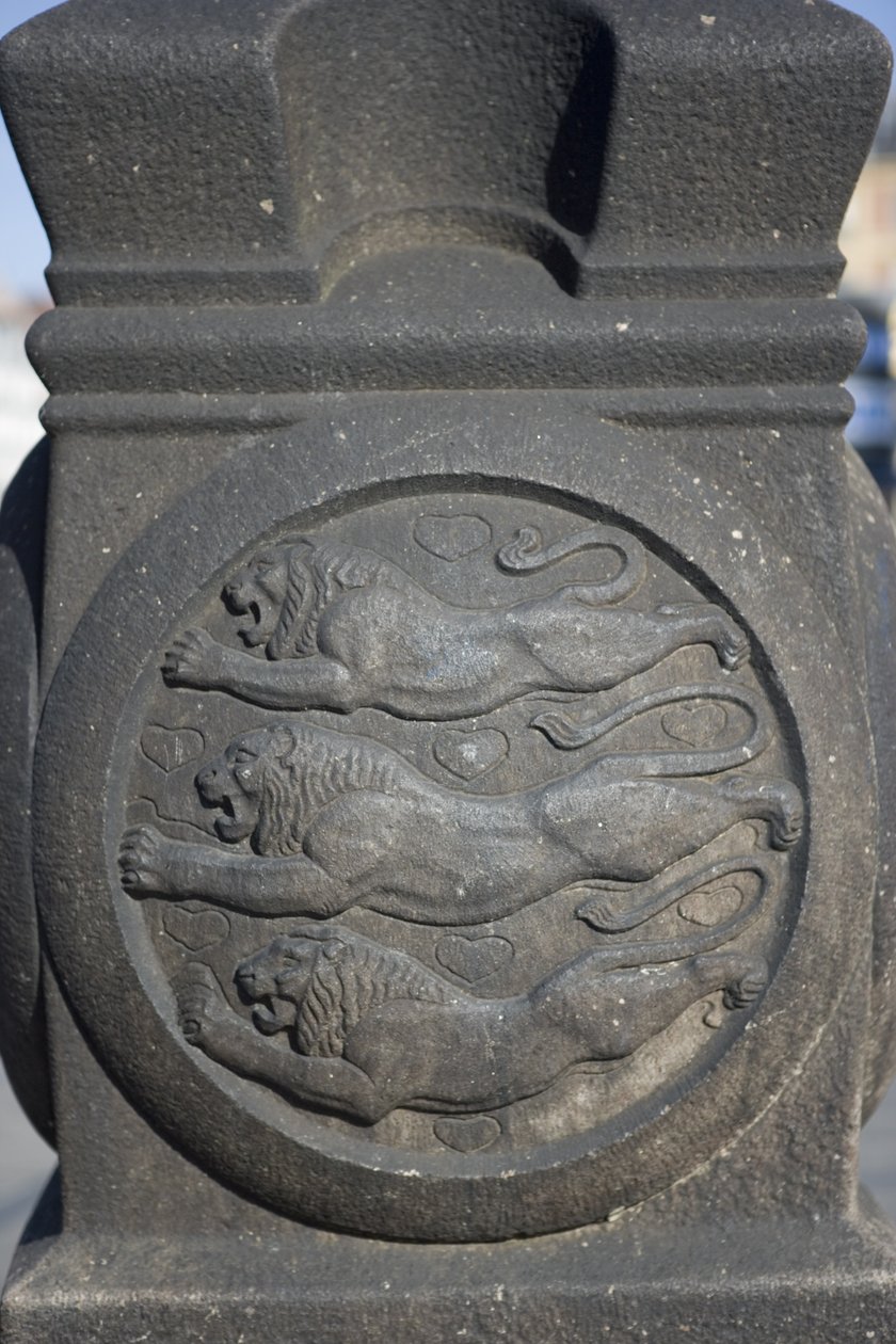 Drei Löwen Symbol in eine Steinsäule auf dem Rathausplatz geschnitzt von Danish School