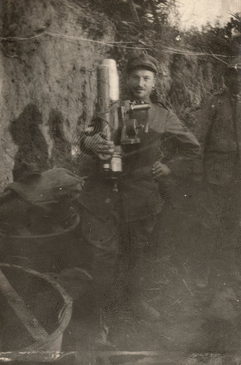 Soldat in einem Graben auf dem Karstplateau während des Ersten Weltkriegs (s/w Foto) von Dario Gentilini