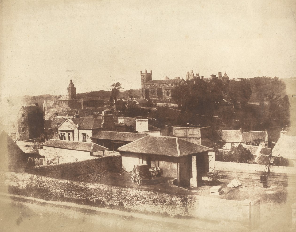 Linlithgow vom Bahnhof aus, mit dem Rathaus, der St. Michael