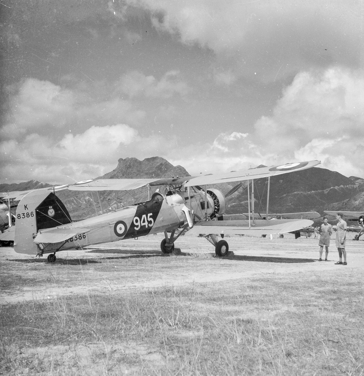 Fairey Swordfish I Torpedobomber Aufklärungs-Doppeldecker K8386, Code 945, der 824 Squadron Fleet Air Arm, auf dem Kai Tak Flugfeld, Hongkong von David Watkin Waters