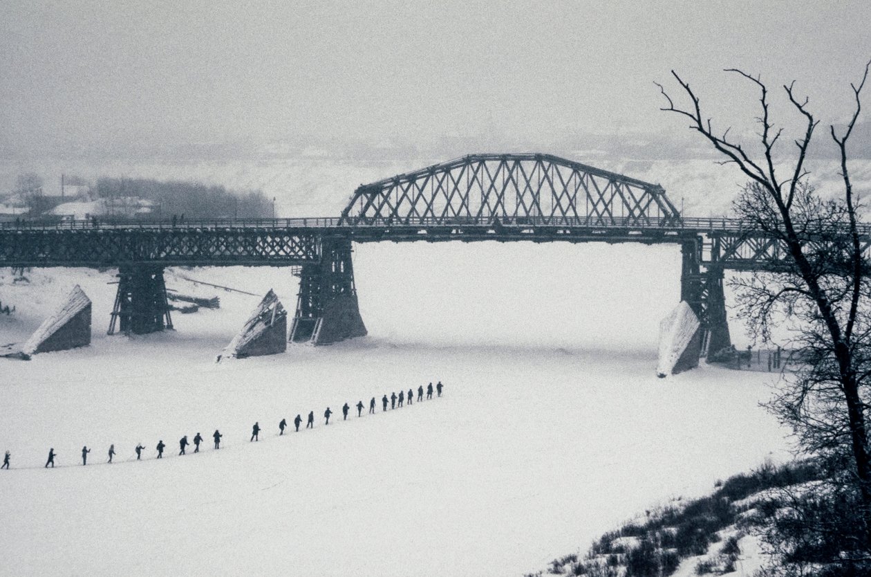 Nowosibirsk, Ob Fluss, Sibirien, UdSSR, Studenten überqueren den gefrorenen Ob Fluss zu Fuß im Schnee, Winter 1976 von Dean Conger