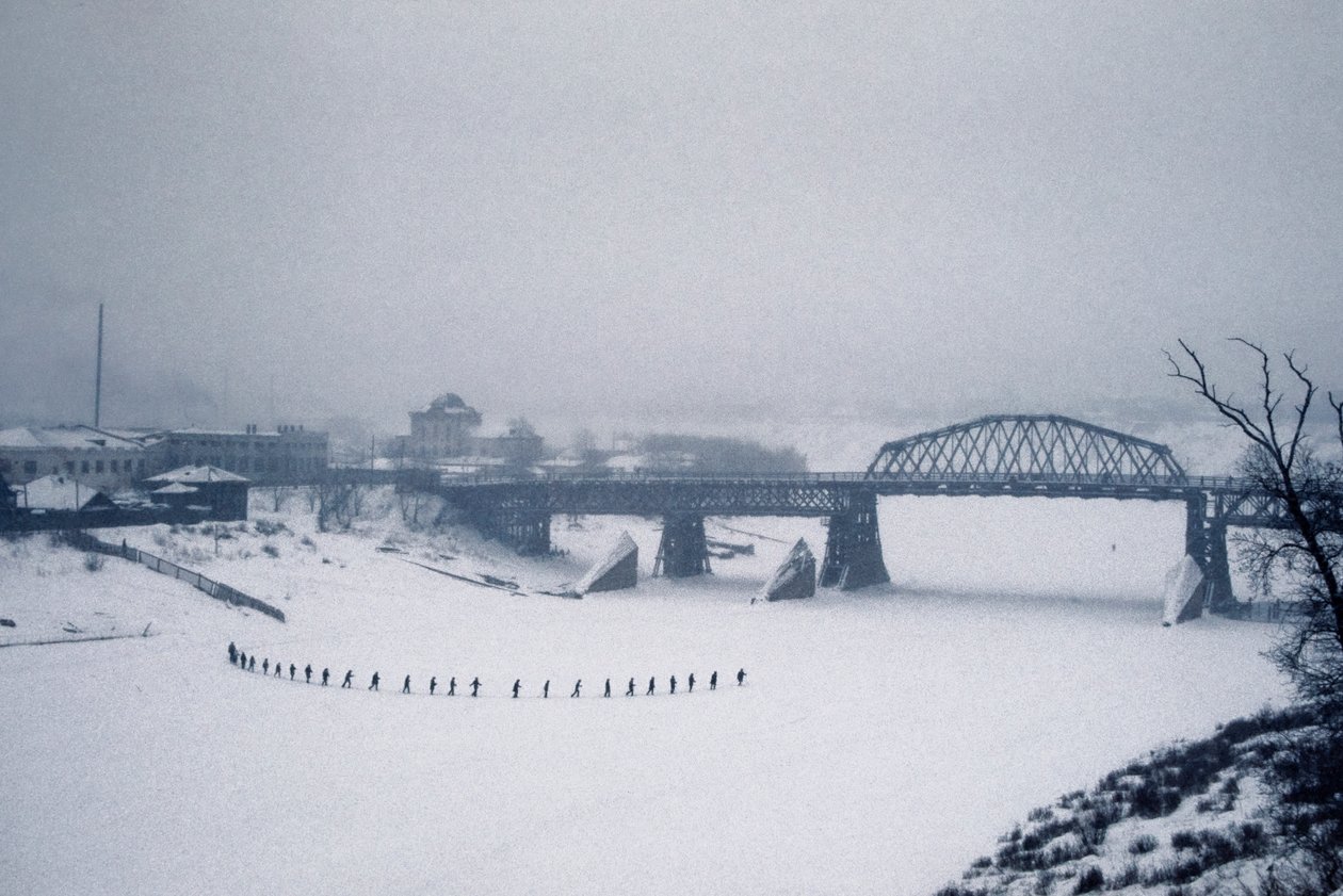 Nowosibirsk, Ob Fluss, Sibirien, UdSSR, Studenten überqueren den gefrorenen Ob Fluss zu Fuß im Schnee, Winter 1976 von Dean Conger