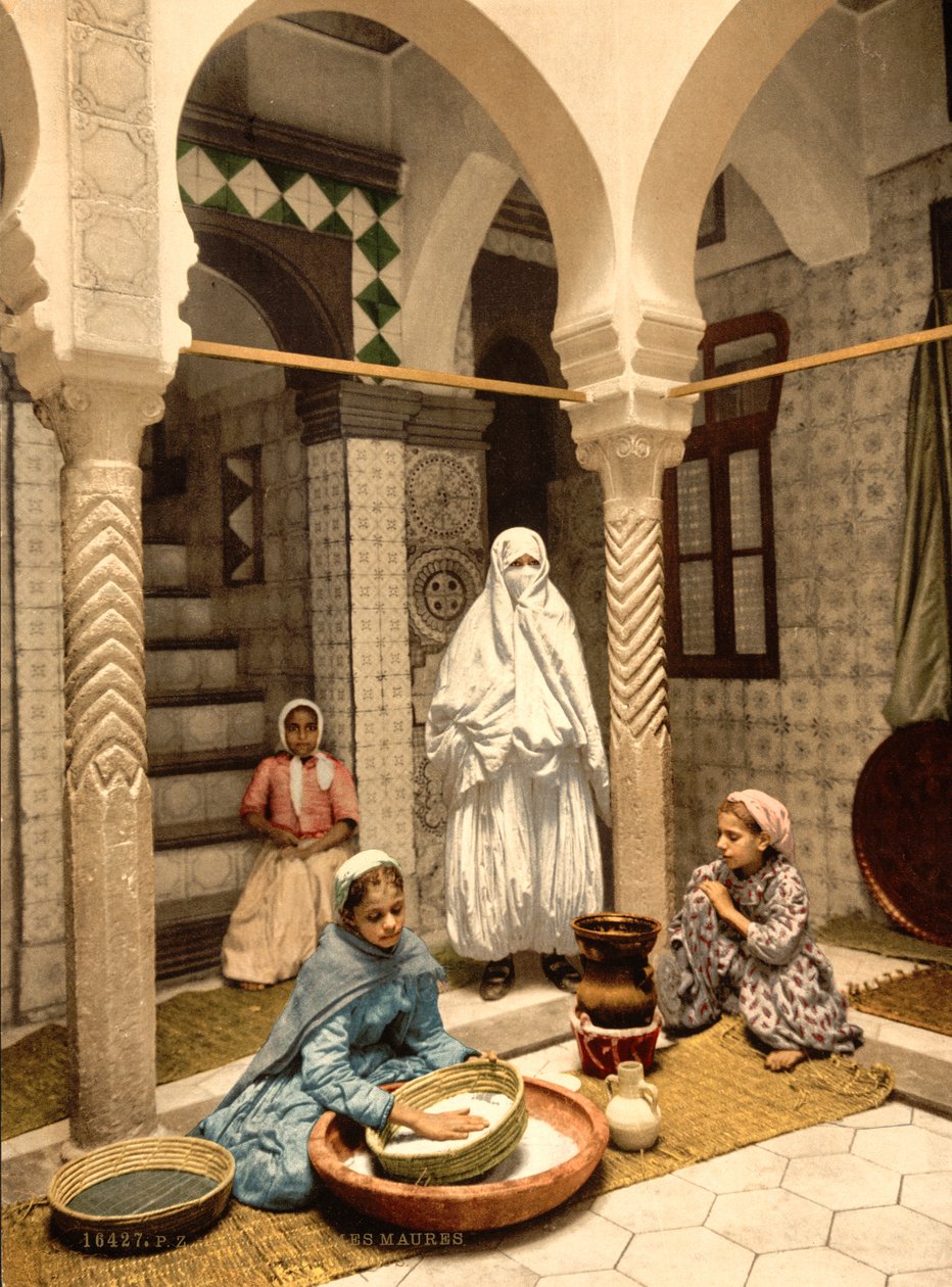Maurische Frauen bereiten Couscous in einem Innenhof, Algier, Algerien, ca. 1899 von Detroit Photographic Co.