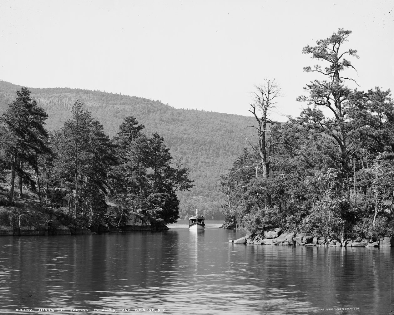 Entlang der Hafeninseln, Lake George, N.Y., ca. 1904 von Detroit Publishing Co.