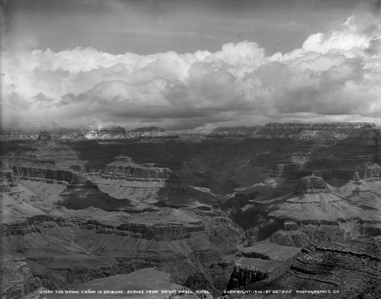 Der Grand Canyon in Arizona gegenüber dem Bright Angel Hotel, ca. 1900 von Detroit Publishing Co.