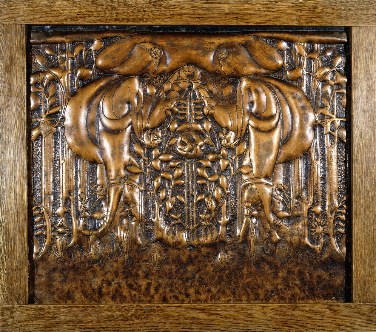 Dekoratives Bleipaneel in Hochrelief, zwei stilisierte Jungfrauen darstellend von Donald McKay Stoddart