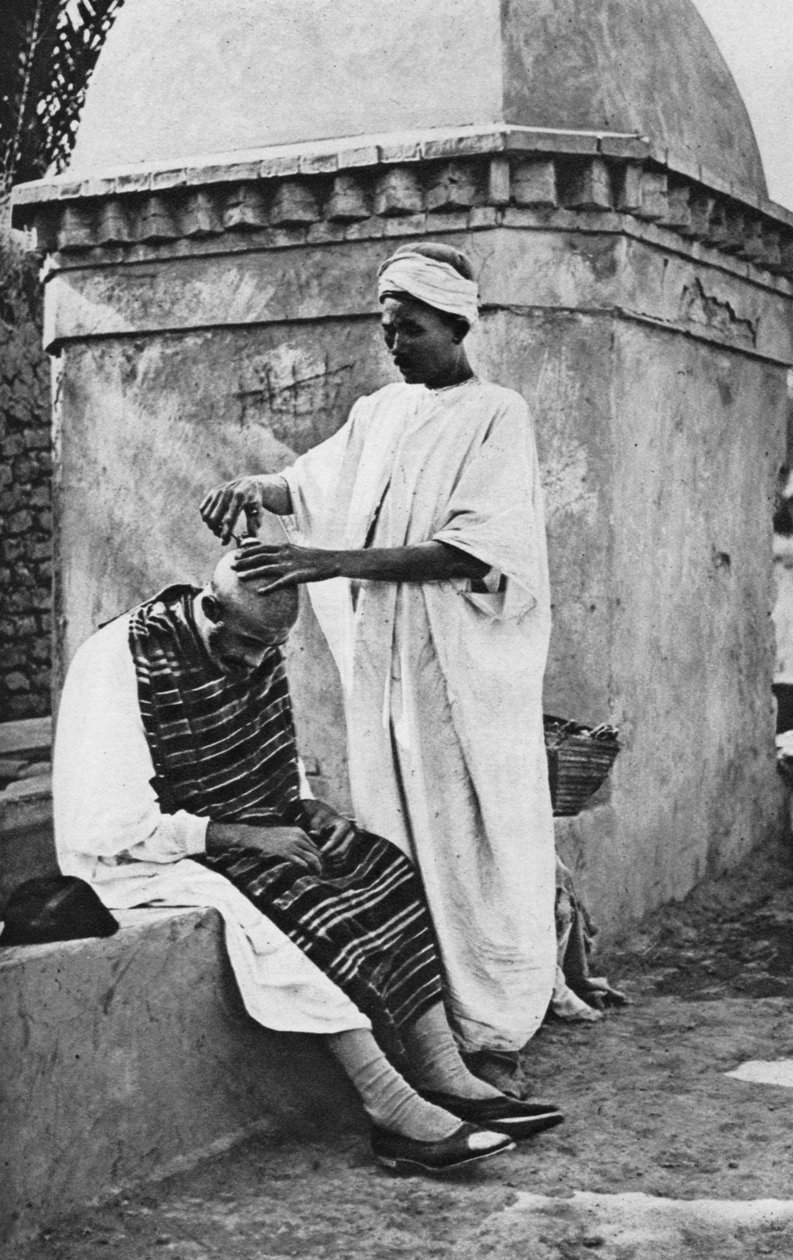 Ein Straßenfriseur und sein Kunde, Algerien, Afrika, 1922 von Donald McLeish
