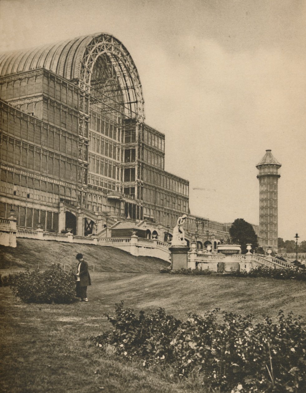 Glas und Träger des Kristallpalastes in Sydenham, ca. 1935 von Donald McLeish