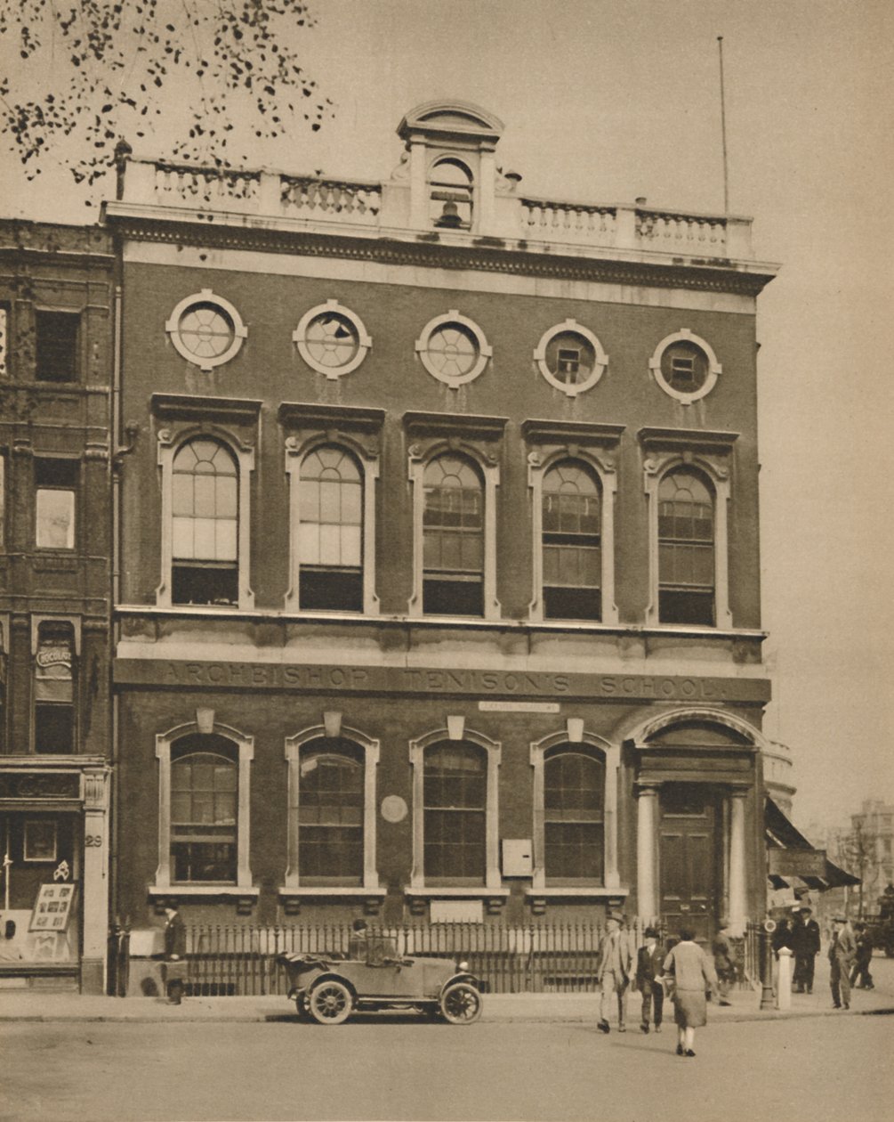 Schule am Leicester Square auf dem Gelände von Hogarths Haus, um 1935 von Donald McLeish