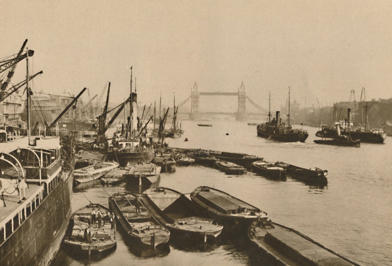 Schiffe im Pool von London: Ein Blick von der London Bridge zur Tower Bridge, ca. 1935 von Donald McLeish