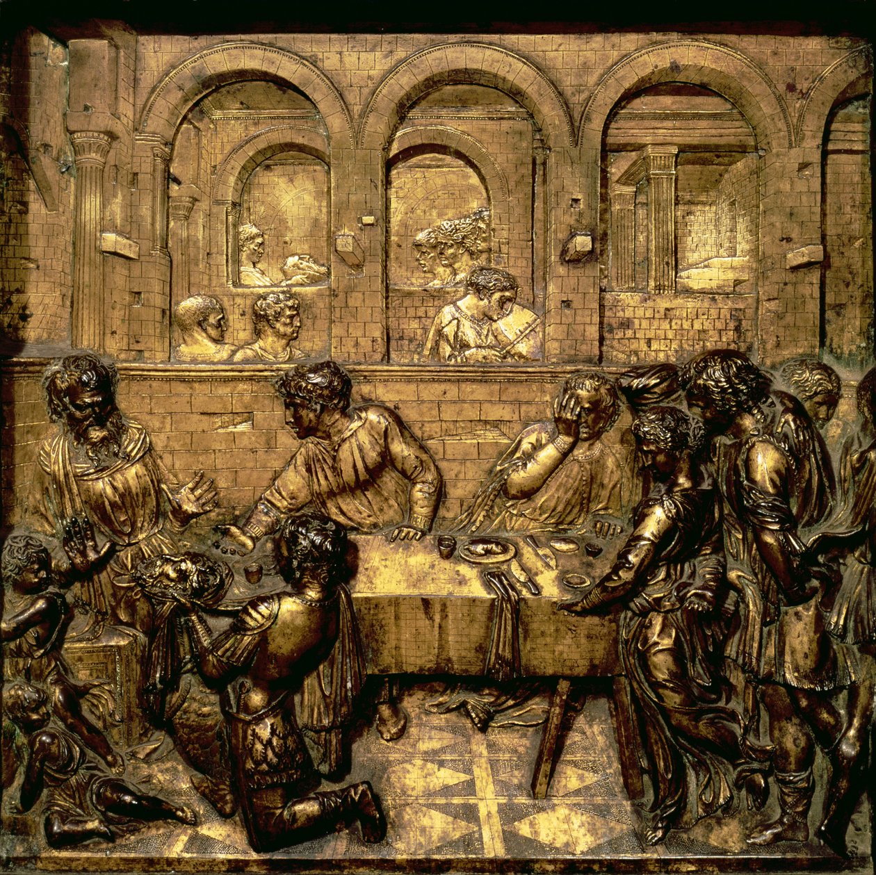 Herodes Fest, aus einer Serie von Reliefs, die das Leben von Johannes dem Täufer auf dem sechseckigen Taufbecken im Baptisterium darstellen, 1417-30 (vergoldete Bronze) von Donatello