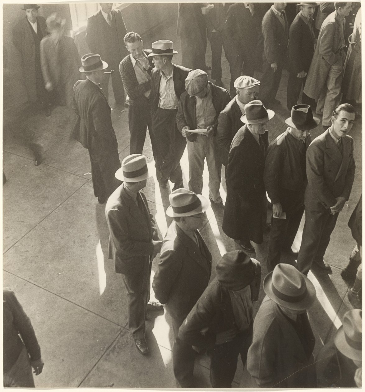 [Erste Tage der Arbeitslosenentschädigung in Kalifornien: Warten auf die Antragstellung] von Dorothea Lange